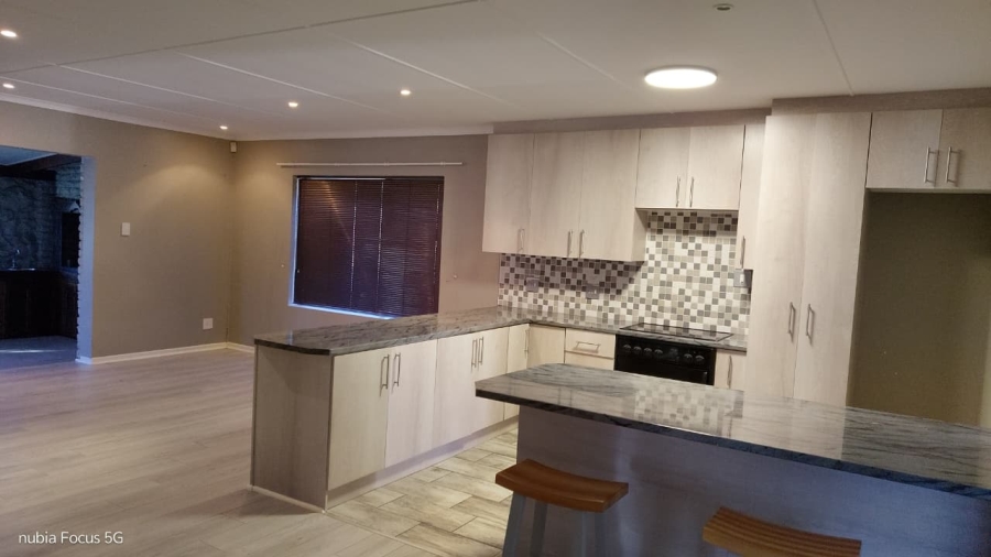 To Let 4 Bedroom Property for Rent in Wavecrest Eastern Cape